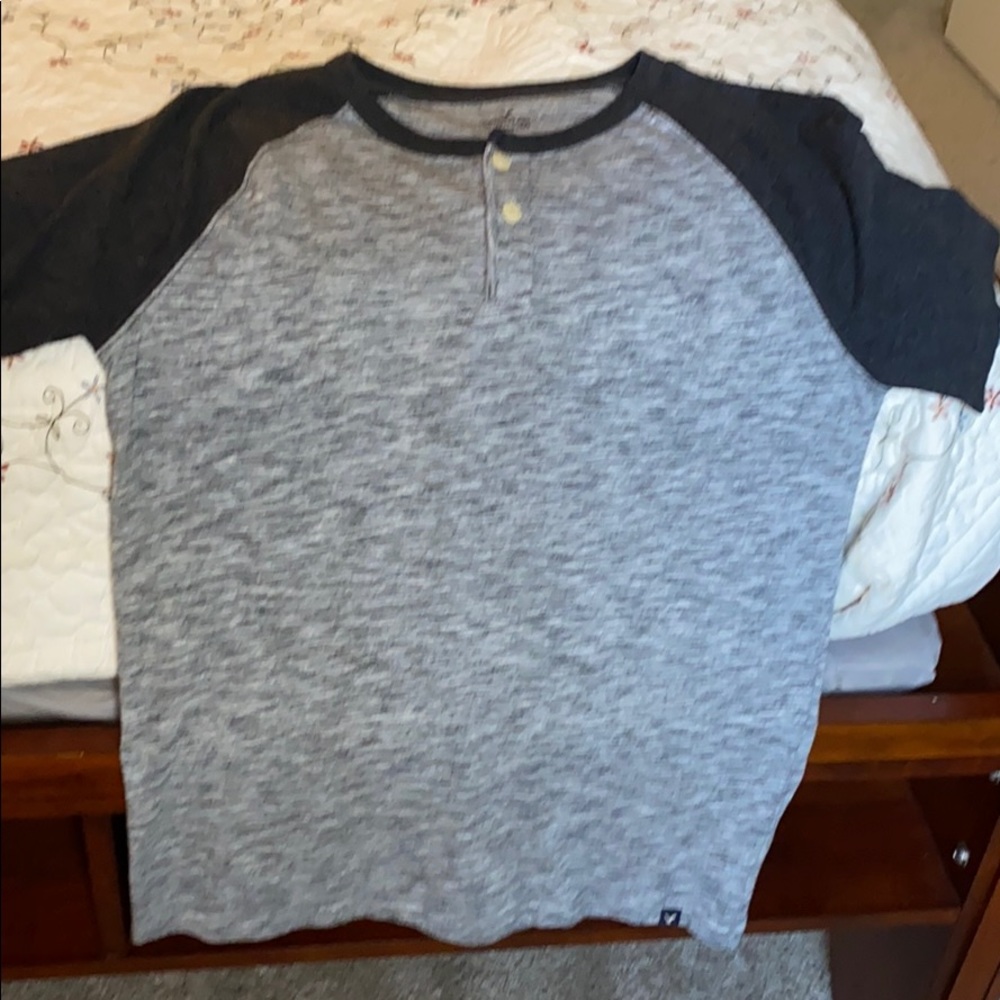 Men’s American Eagle short sleeved Henley, size S